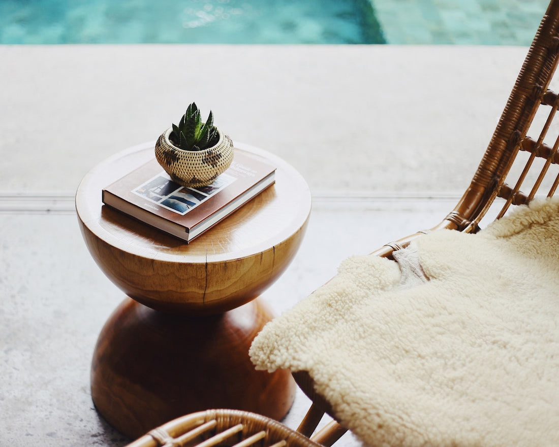 A Feng Shui setting with wooden furniture and an earthy green plant showing a relaxing home design.